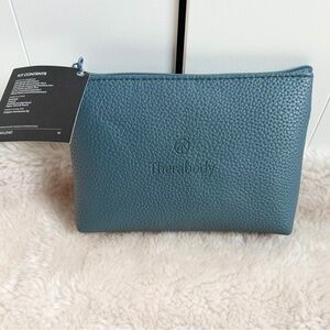 Therabody premium Textured Pouch Amenity Kit by United